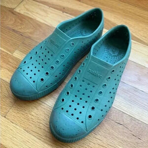Youth green Native Jefferson Bloom water shoes size Y4